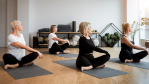 Femmes qui font du yoga, un sport anti stress
